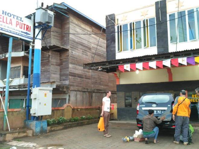 Hotel mella putri
