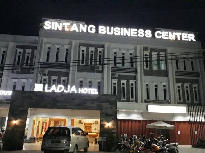 Ladja Hotel Sintang Image
