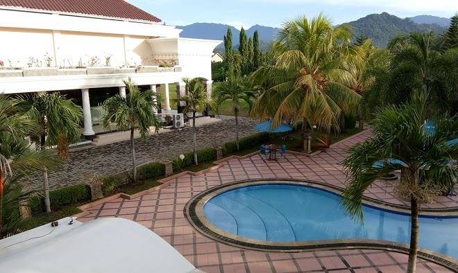 Kolam renang hotel ratih