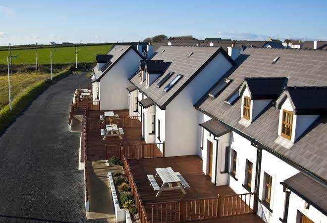 Hookless holiday homes