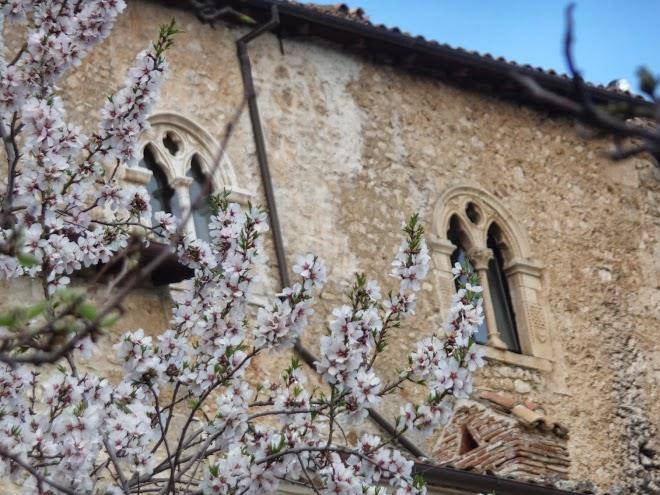 La bifora e le lune