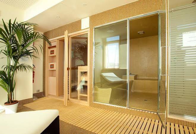 Breaking Business Hotel Image