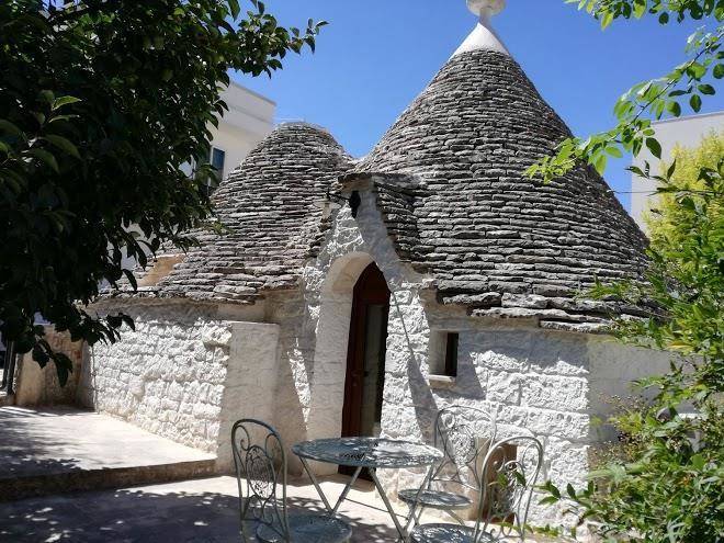 Trullo giardino fiorito
