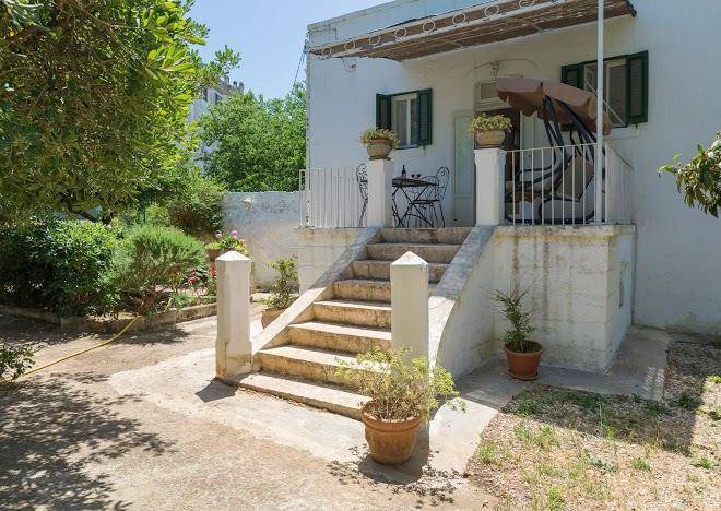 Giardino e dondolo ad ostuni