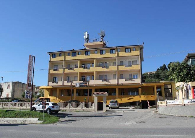Hotel 106