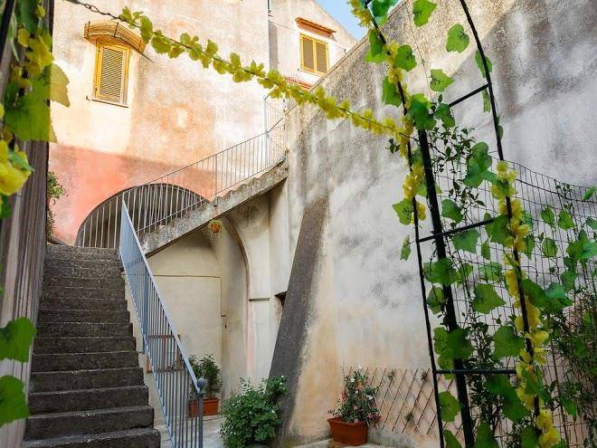 Al vicolo stretto