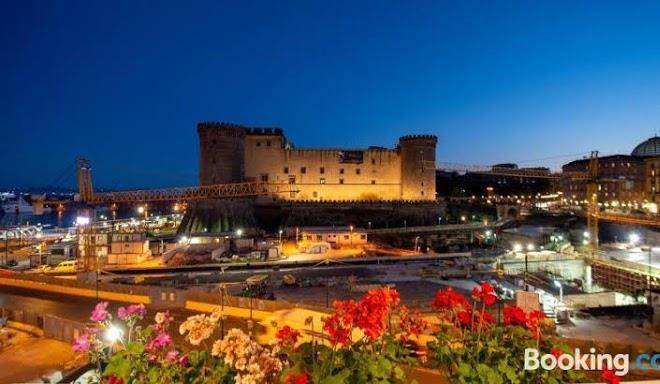 Main napoli