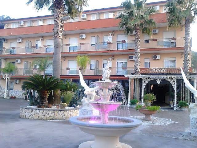 Hotel happy days