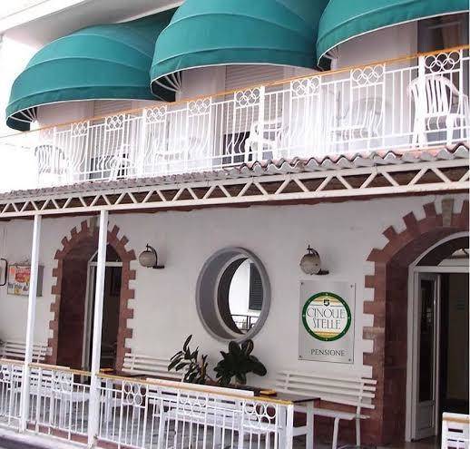 Albergo pensione cinque stelle