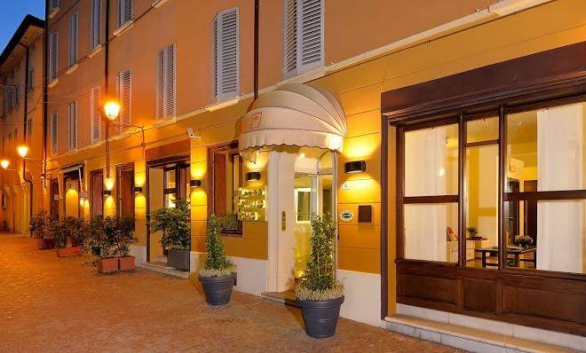 Al cappello rosso
