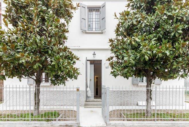 B&b Stop Over Blq Image