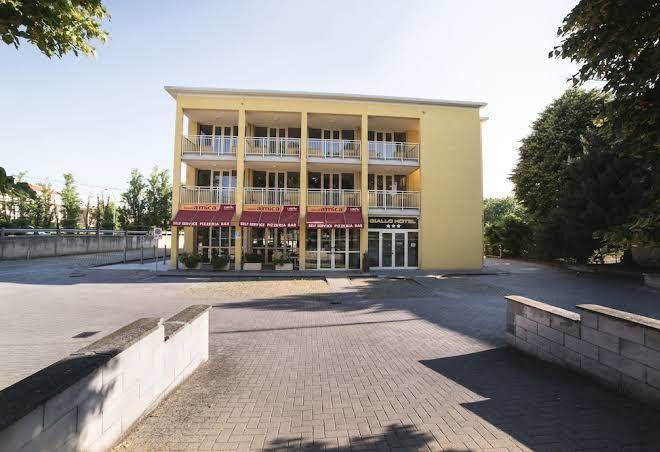 Hotel giallo parma