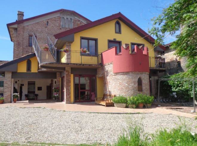 Ostello bar ristorante le tre corone di marian rose slater