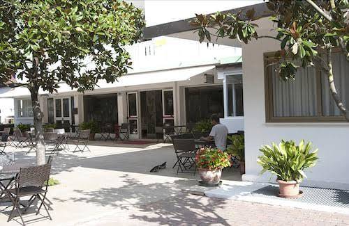 Hotel old river