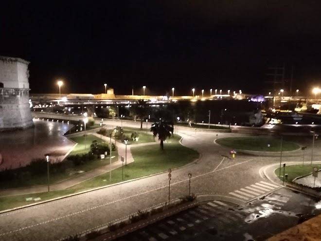 Davanti al porto