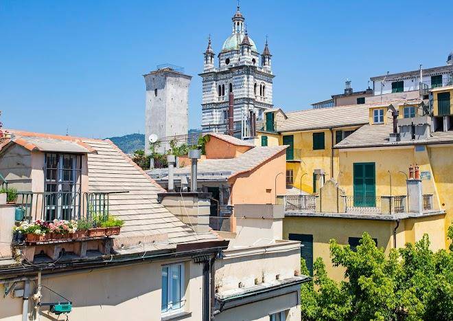 Sui tetti del centro di genova