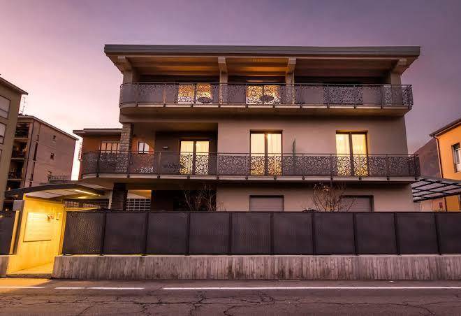 Lake Home Holiday Image