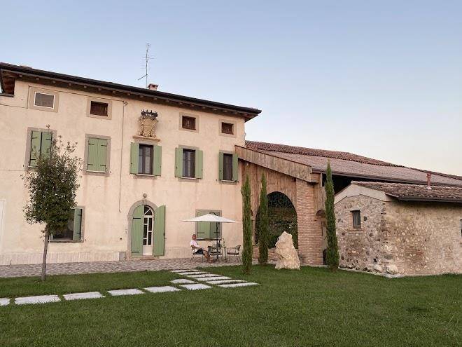 Antico stemma di corte meneghella