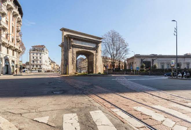 Ca bela porta romana