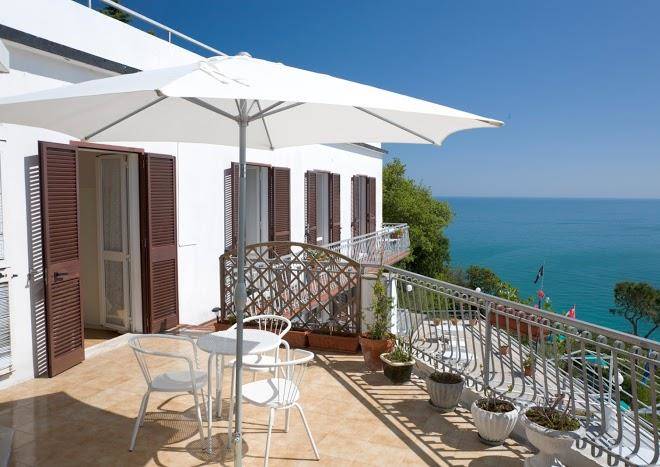 Camere con vista mare blu panoramic
