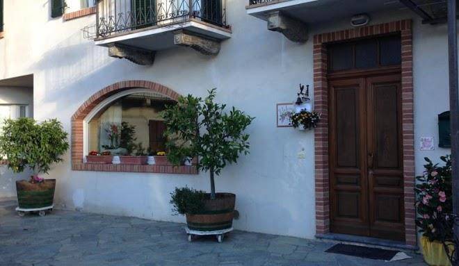 Al balcone fiorito di aimasso giuliana