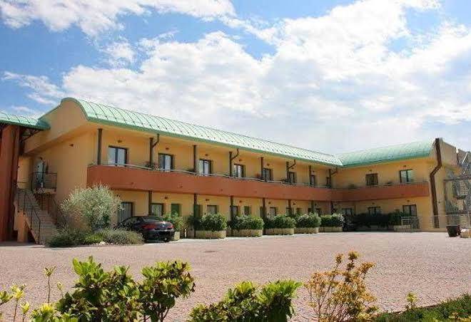 Luna hotel motel airport
