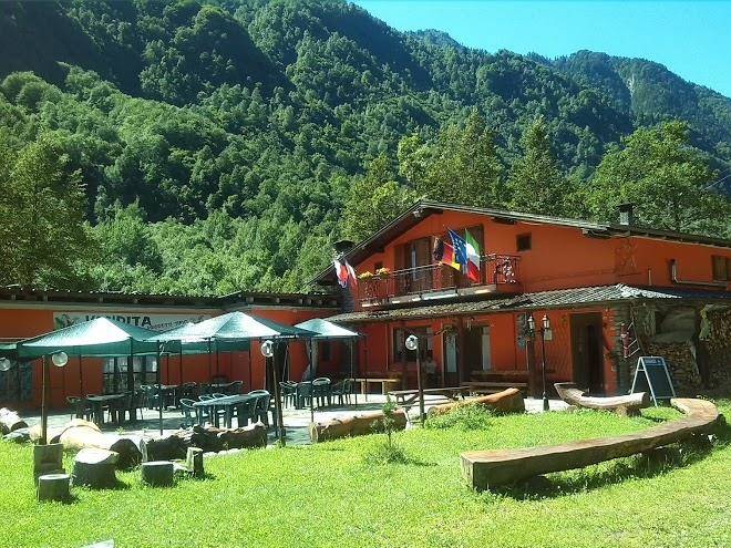 Agriturismo in valle sul fiume