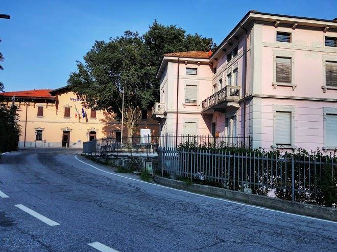 Tra la stazione e il lago