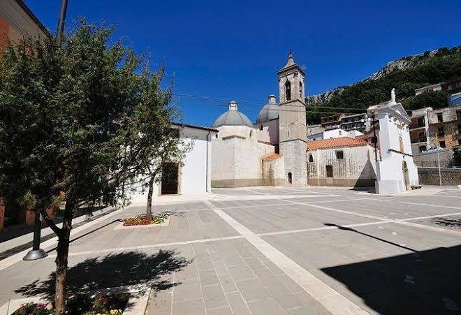 Drommire in plassa e clesia