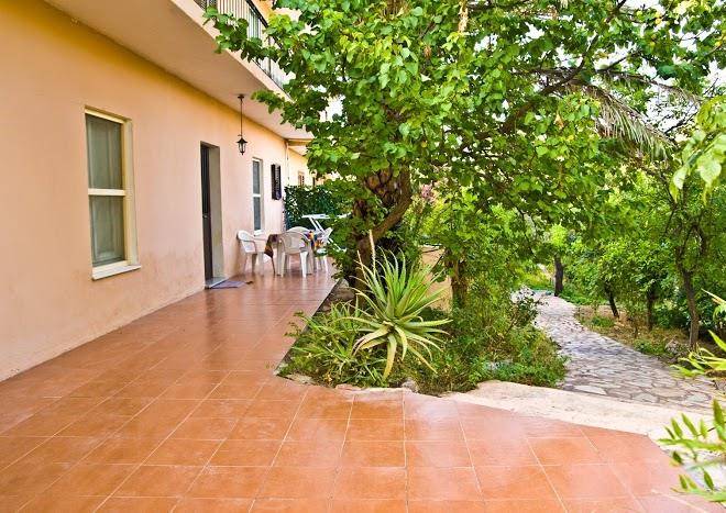 Bed and breakfast agrustos