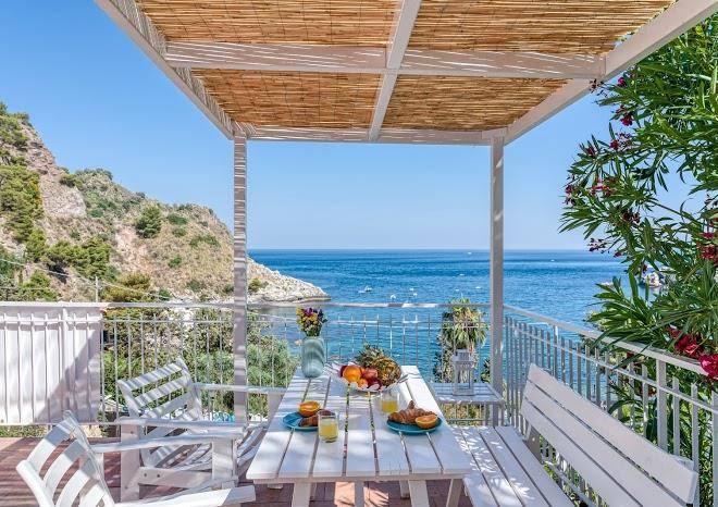 Paradisea taormina with garden front sea