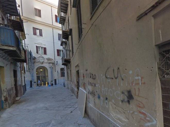 Stanza in vicolo madonna del cassaro