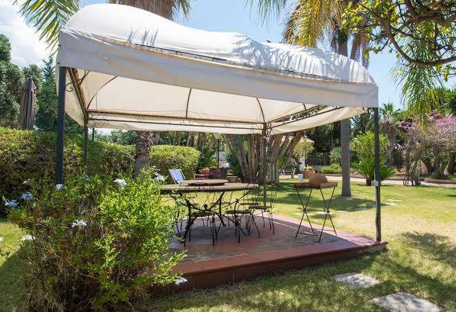 Una scogliera sul mare con piscina by wonderful italy