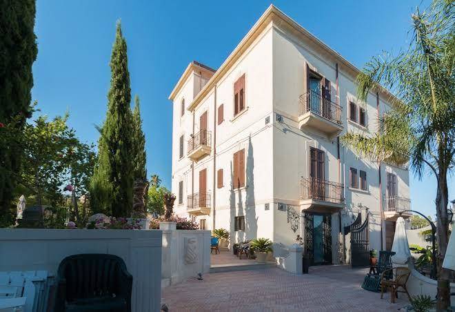 Alexander Art Nouveau Suites Image