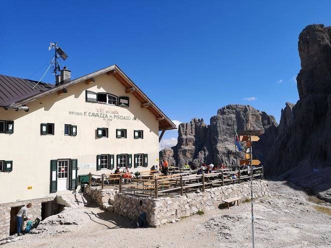 Rifugio f cavazza al pisciadu hutte