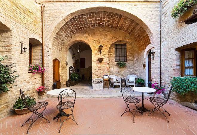 Palazzo buonaccorsi dimora storica del 1200