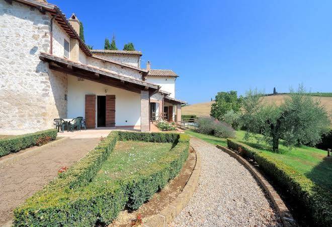 Trianon Country Image