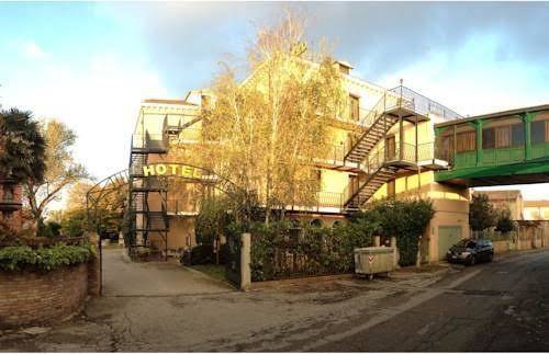 Momi's hotel