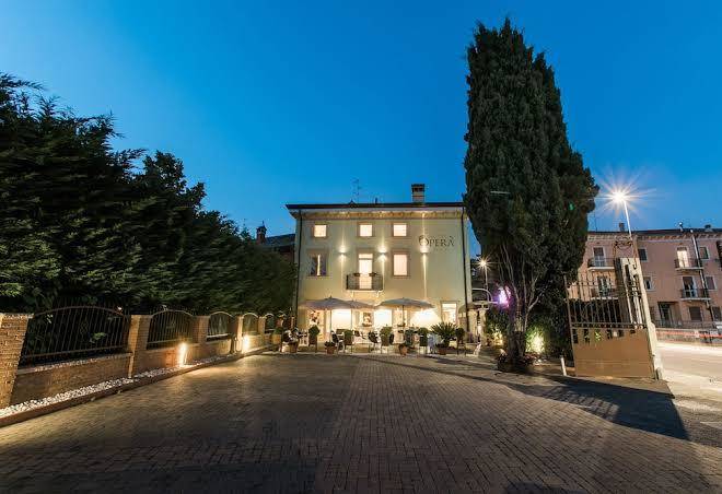 Hotel opera