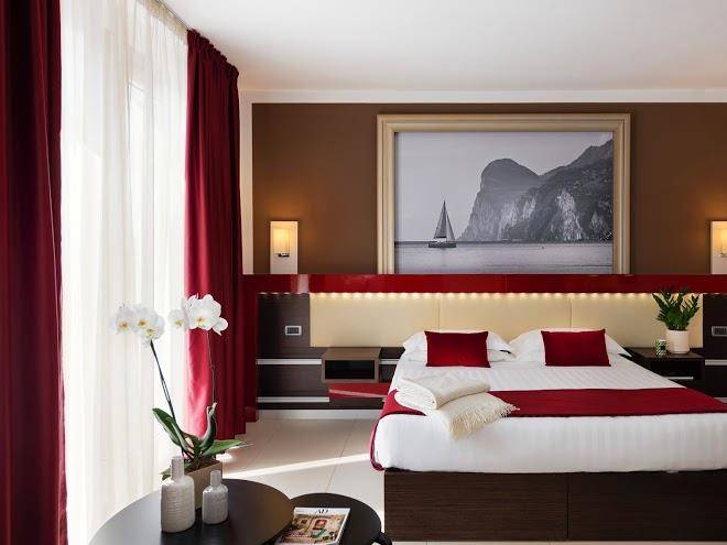 Kairos garda hotel