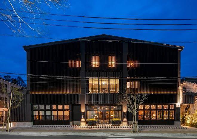 Twin line hotel
