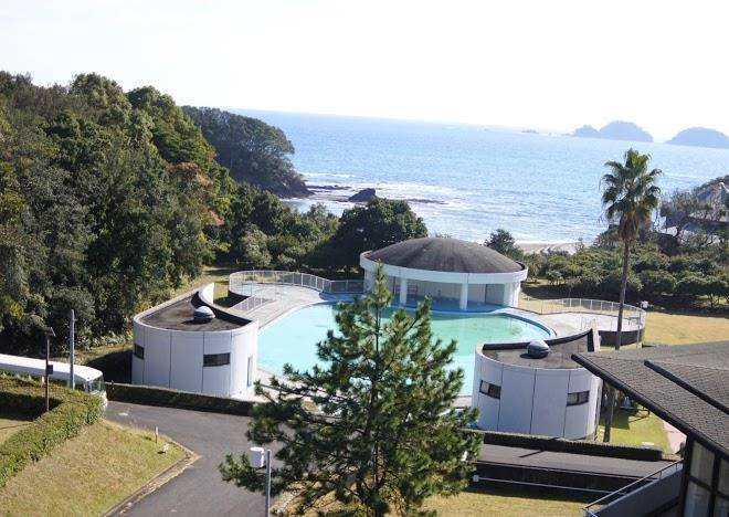 Ikumi white beach hotel