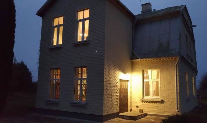 Viesu nams laukmali
