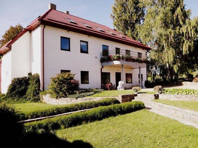 Viesu nams subrakkrasti
