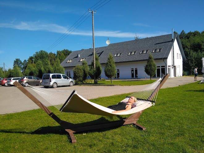 Viesu nams tujas krasti
