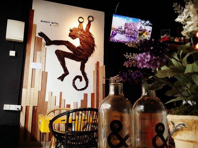 Monkey motel & cafe
