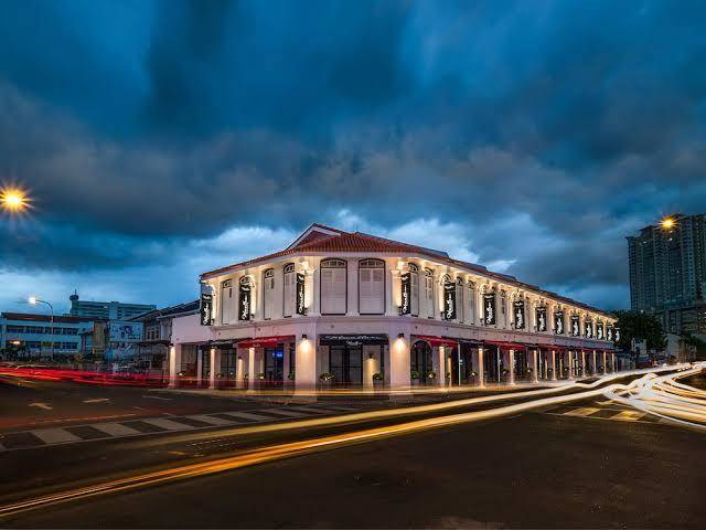 Macallum central hotel by phc