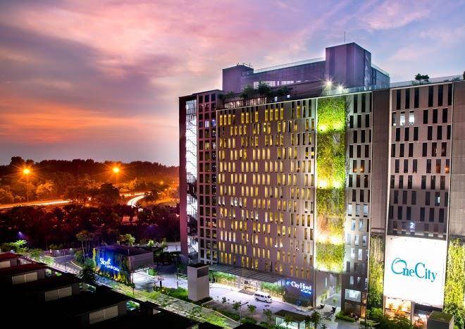 E city hotel one city