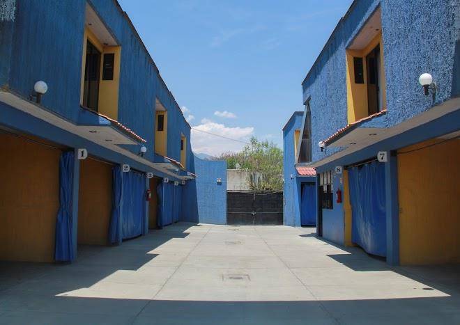 Motel flamingos