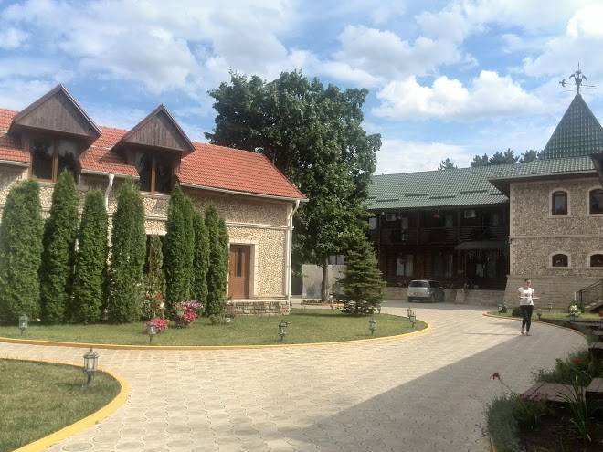 Curtea boierului hotel